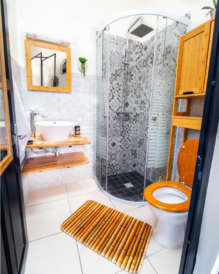 Studio Jacuzzis et piscine au centre ville de Port-Louis Extérieur photo