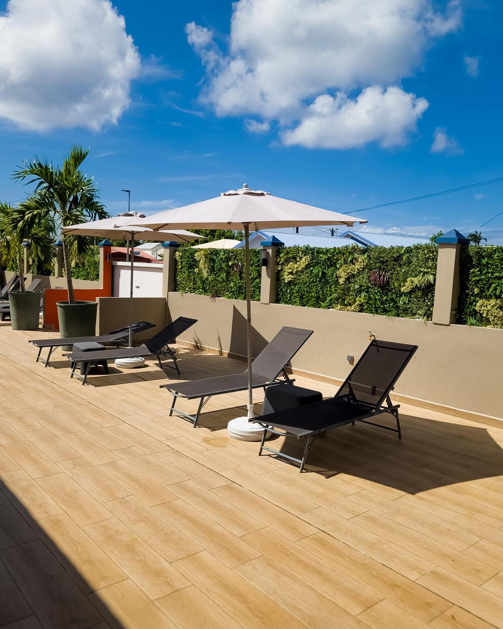 Studio Jacuzzis et piscine au centre ville de Port-Louis Extérieur photo